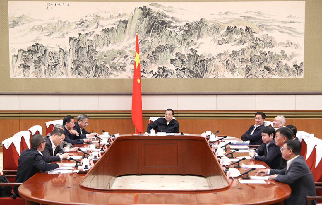 2019年11月12日，3118云顶集团股份董事长温志芬等企业家代表出席经济形势专家和企业家座谈会并发言。